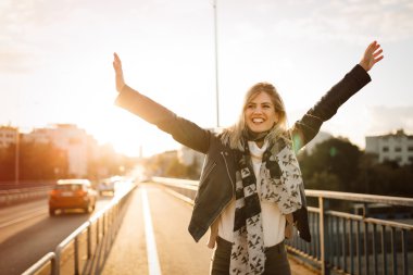 mutlu bir kadın açık havada