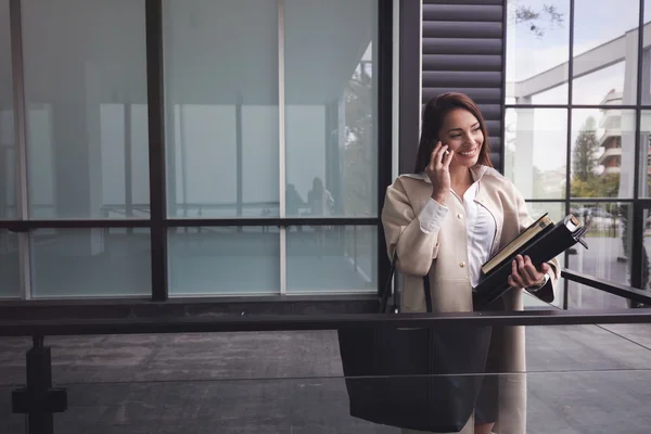 Feminino CEO da empresa ocupado falando ao telefone — Fotografia de Stock