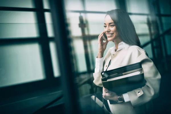 Hermosa mujer de negocios móvil sonriendo — Foto de Stock