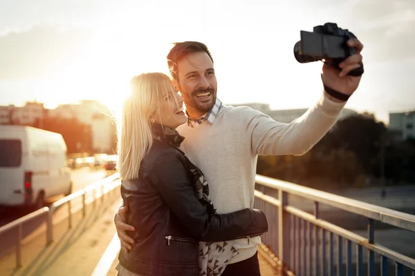 Casal de turistas tomando selfies — Fotografia de Stock