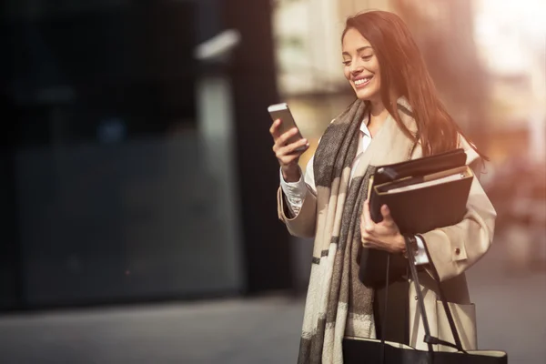 Donna d'affari che trasporta cartelle per lavorare — Foto Stock