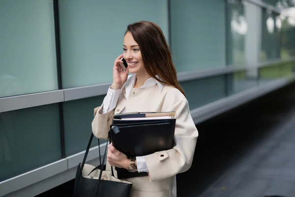 Mujer de negocios unsing teléfono — Foto de Stock