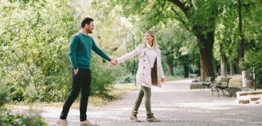 sevgi dolu çift parkta yürüyüş