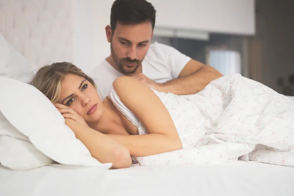 Relationship crisis in bed — Stockfoto
