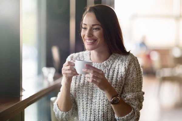 Красива жінка п'є каву — стокове фото