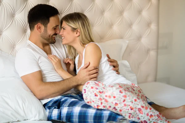 Feliz casal na cama — Fotografia de Stock