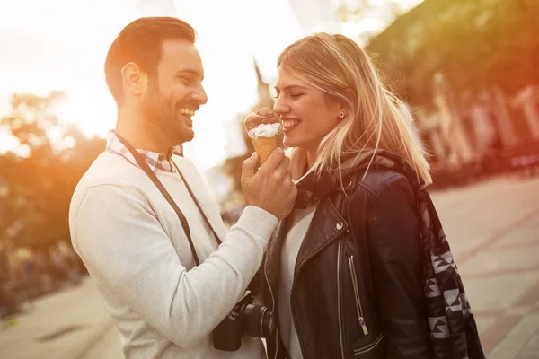 Casal compartilhando sorvete ao ar livre — Fotografia de Stock