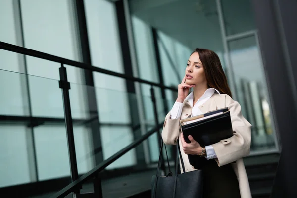 Exitosa mujer de negocios feliz al aire libre — Foto de Stock