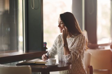 Çalışma ve kafede okuyan güzel kadın