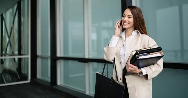 Amministratore delegato della società occupato a parlare al telefono — Foto Stock