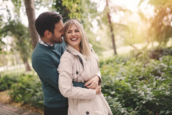 Liebespaar umarmt sich im Park — Stockfoto