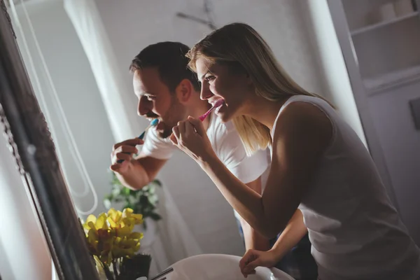 Couple washing teeth in morning — Stock Photo, Image