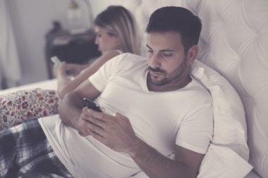 Çiftler teknoloji bağımlılığı ile ilgili sorunlar