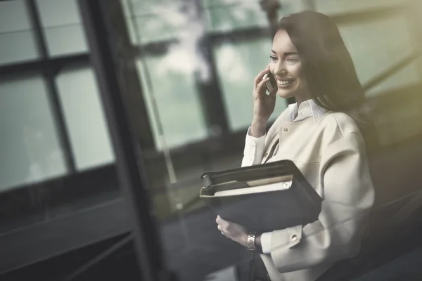 Красива бізнес-леді розмовляє по телефону — стокове фото