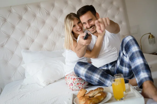 Couple relaxing in pajamas — Stock fotografie