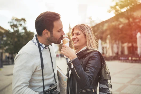 Couple sharing ice cream outdoors — Stockfoto