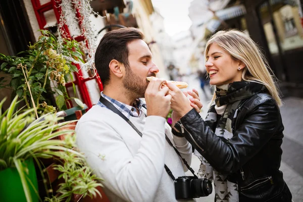 Casal comendo pizza ao ar livre — Fotografia de Stock