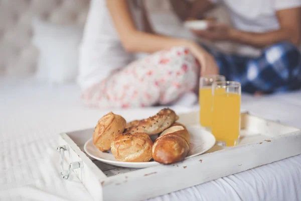 浪漫的情侣在床上吃早饭 — 图库照片