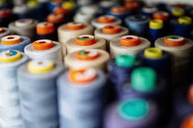 Kumaş endüstrisinde kullanılan renkli iplik makaralar