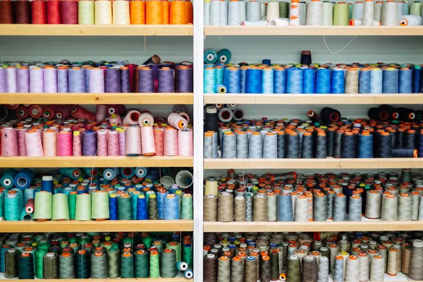 Kumaş endüstrisinde kullanılan renkli iplik makaralar — Stok fotoğraf