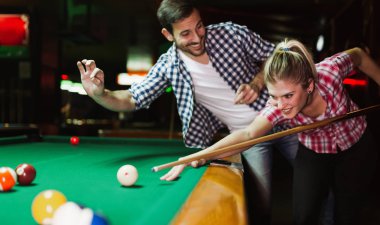 Çift birlikte bilardo oynarken