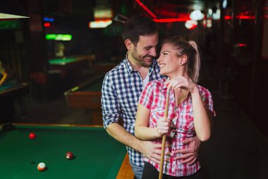 Çift birlikte bilardo oynarken