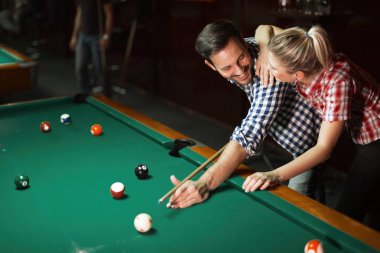 Çift birlikte bilardo oynarken
