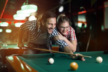 Çift birlikte bilardo oynarken