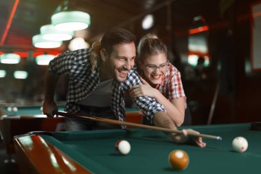 Çift birlikte bilardo oynarken