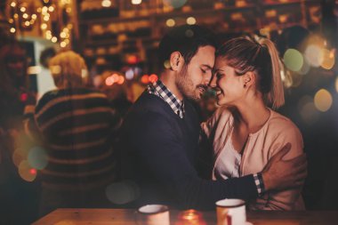 Geceleri barda çıkan çiftin