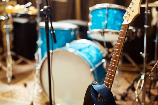 Tambores de guitarra e equipamento de estúdio — Fotografia de Stock