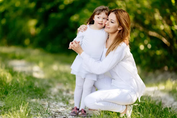 Baby with down sydrome enjoying outdoor play — Stock Photo, Image