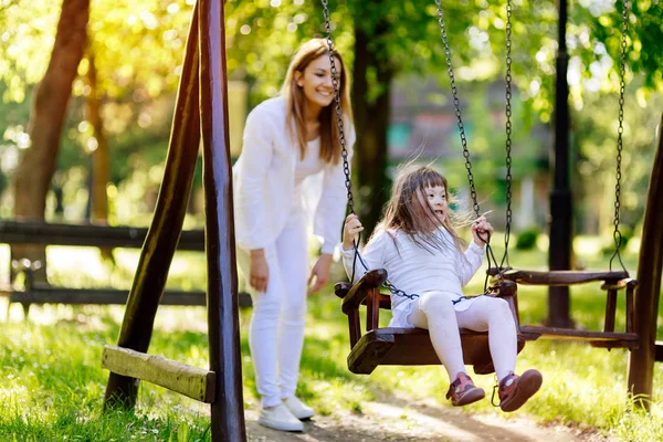 Zdravotně postižené dítě těší swing — Stock fotografie