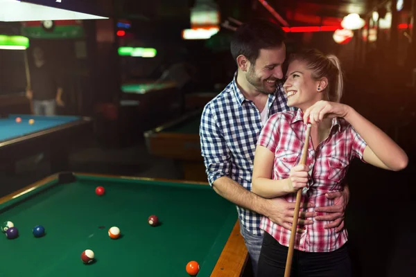 Pár randi és a szórakozás — Stock Fotó