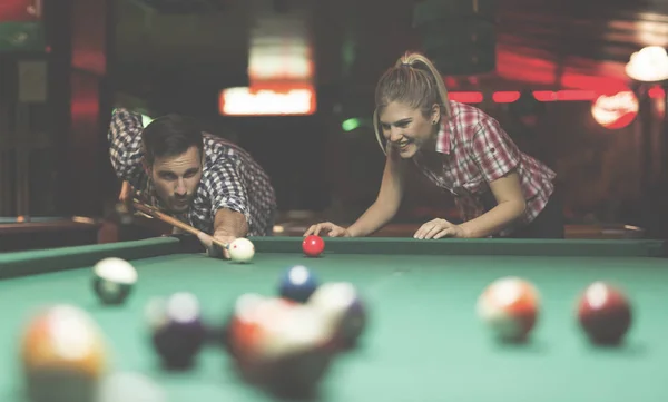 Couple jouant au billard ensemble — Photo