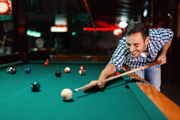 Homem jogando bilhar no pub — Fotografia de Stock