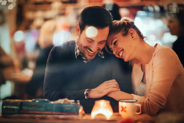 Romantische paar dating in pub — Stockfoto