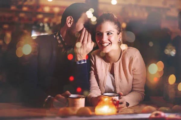 Casal romântico namoro no pub — Fotografia de Stock