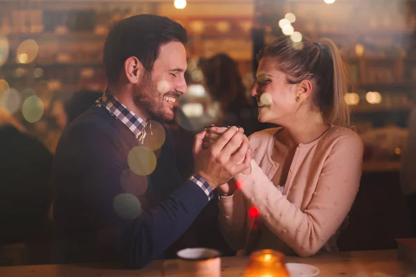Romantiska par dating på natten — Stockfoto