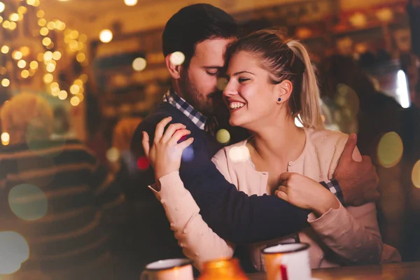 Casal romântico namoro no pub — Fotografia de Stock