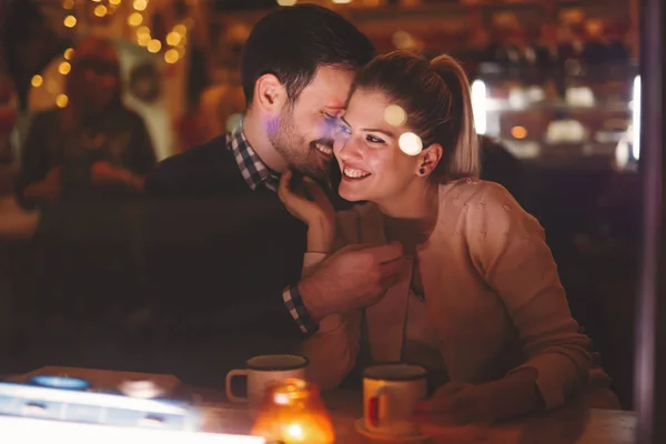 Casal namoro à noite no pub — Fotografia de Stock