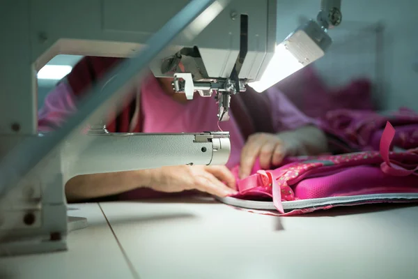 Trabajador en la industria textil de costura —  Fotos de Stock