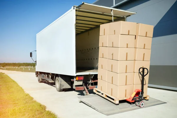 Caminhão que transporta carga para exportação — Fotografia de Stock