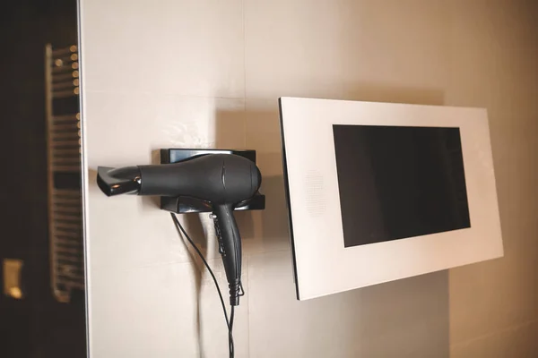 Monitor/televisie in de badkamer — Stockfoto