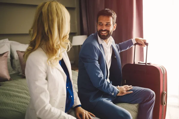 Pareja de negocios en ropa formal — Foto de Stock