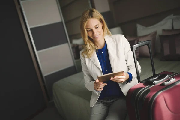 Businesswoman on her business trip — Stock Photo, Image