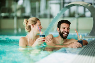 Mutlu çift zevk spa banyo