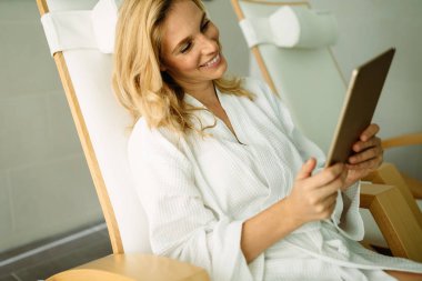 Spa merkezinde dinlenen güzel bir kadın.