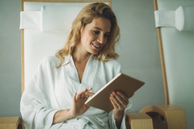Spa merkezinde dinlenen güzel bir kadın.