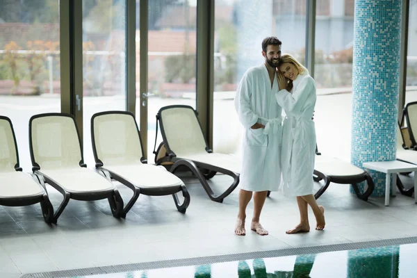 Pareja disfrutando de tratamientos de bienestar spa — Foto de Stock